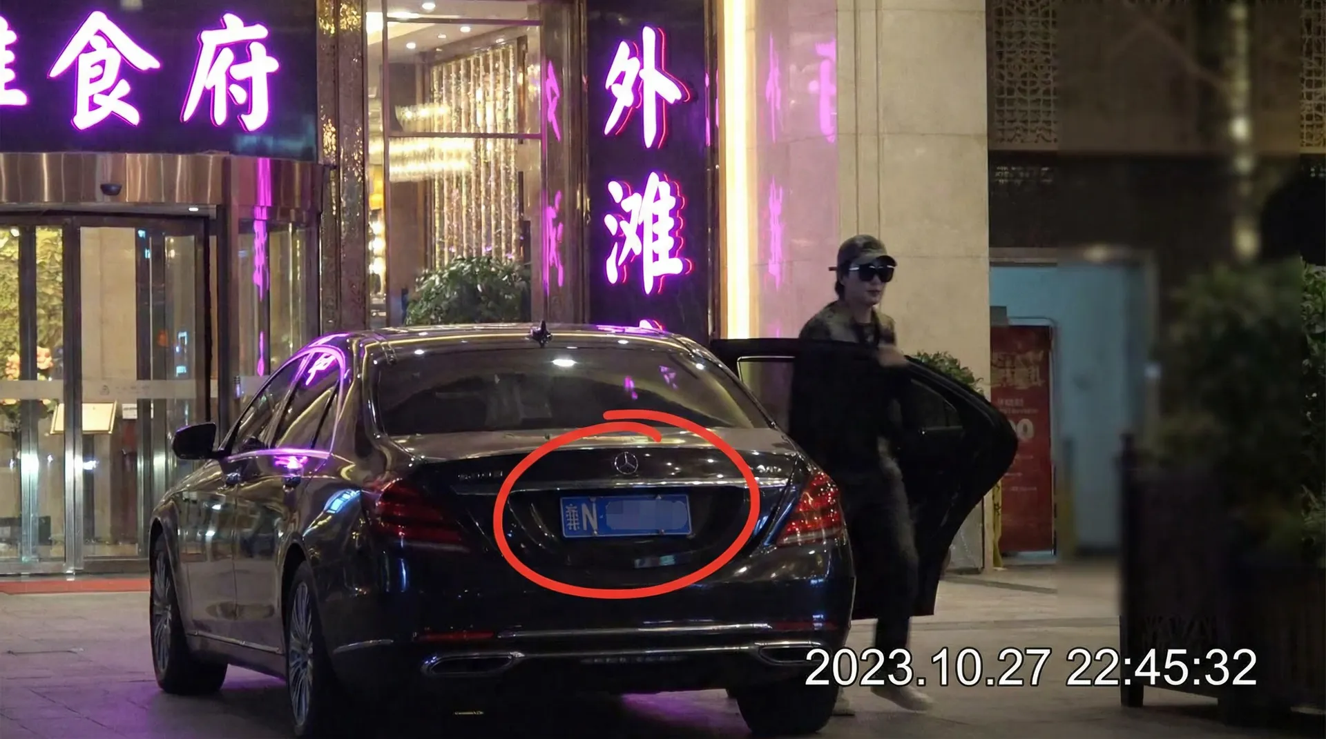 博鱼体育平台 - 豪车餐厅外被拍